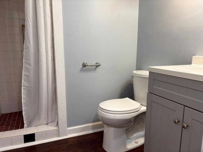 Building Photo - 4 bedroom, 2 bathroom House in Greensboro!