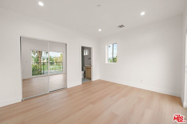 Building Photo - 913 N Hobart Blvd