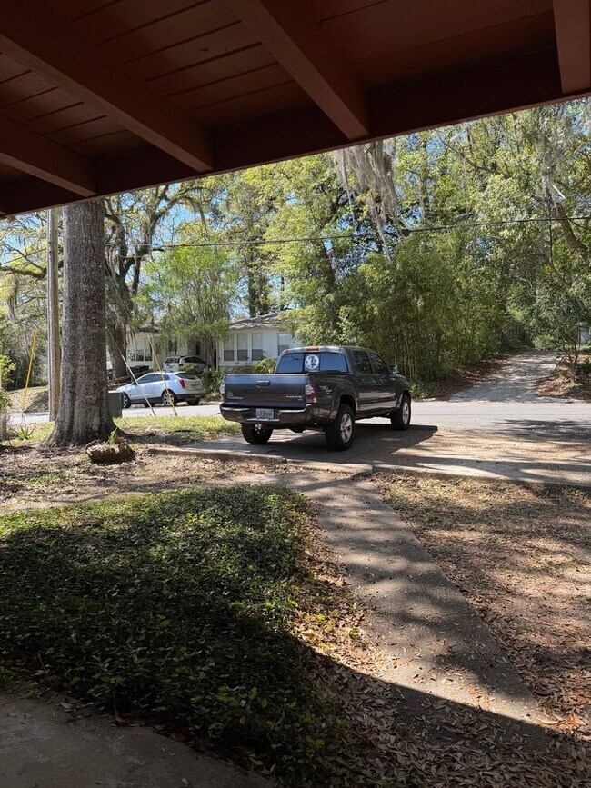 Building Photo - 717 Edgewood St