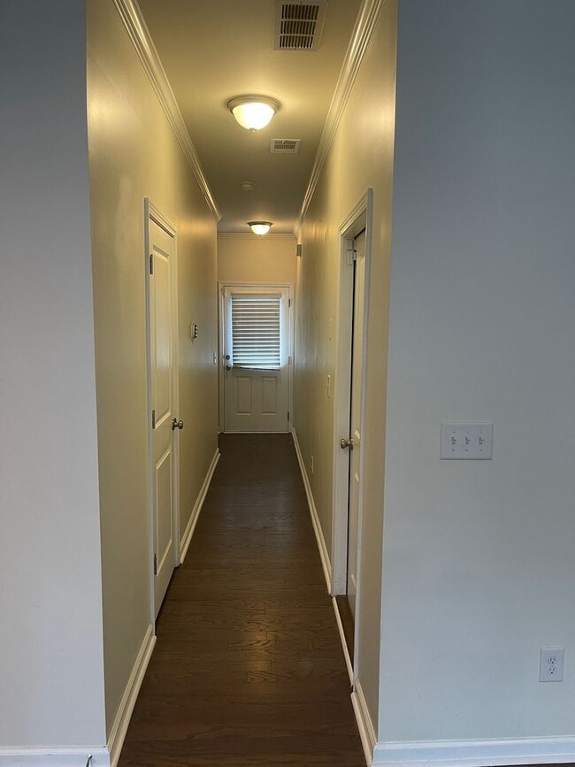 Building Photo - Newly Painted Townhouse on Riverside Neigh...