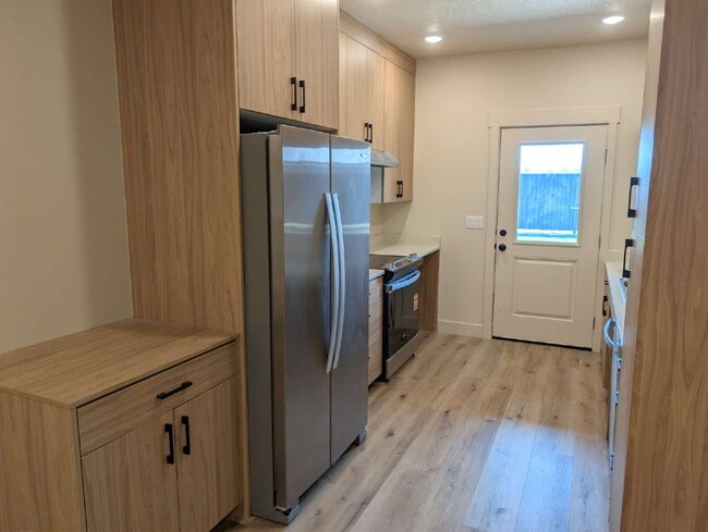 Building Photo - Now Leasing – Modern 2 Bedroom, 2 Bath Apartment at Sunrise Village