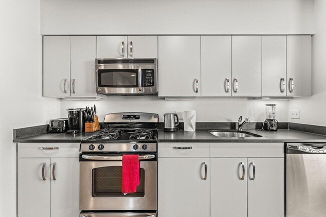 Building Photo - 601 Albany St