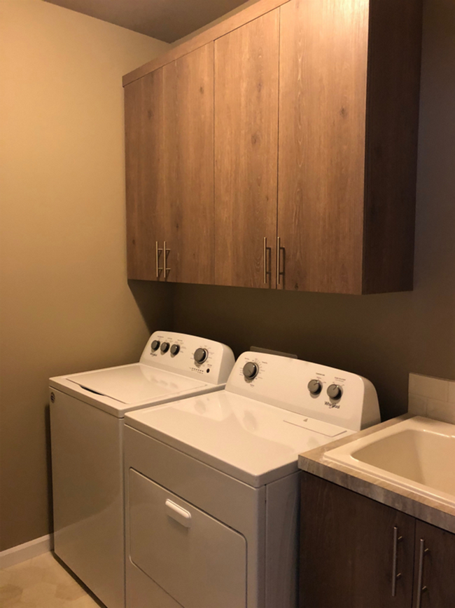 Building Photo - Small Quiet Neighborhood