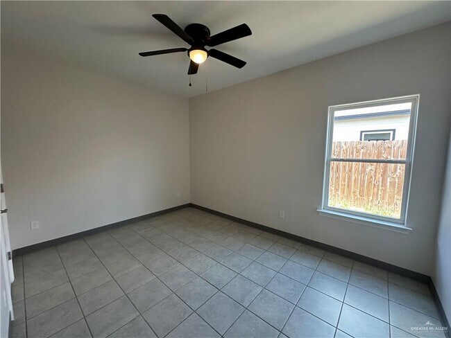 Building Photo - 2232 S Vly Cir