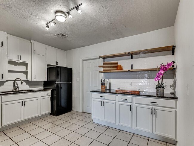 Building Photo - 1229 Meta Ave