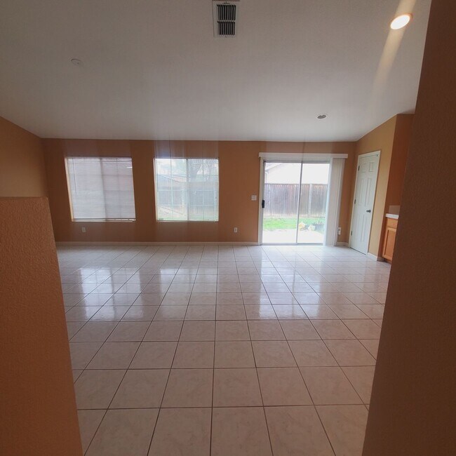 Building Photo - Single Story 3/2 with Great Open Floorplan in Brentwood