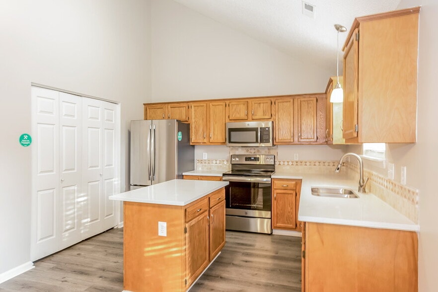 Building Photo - 3381 Chadbury Dr NW