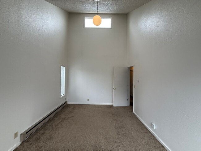 Building Photo - NE Bend 2bed/1.5bath Townhome Near St Charles with Garage