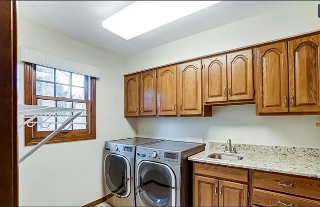Building Photo - Beautiful House Located in Sylvania Township