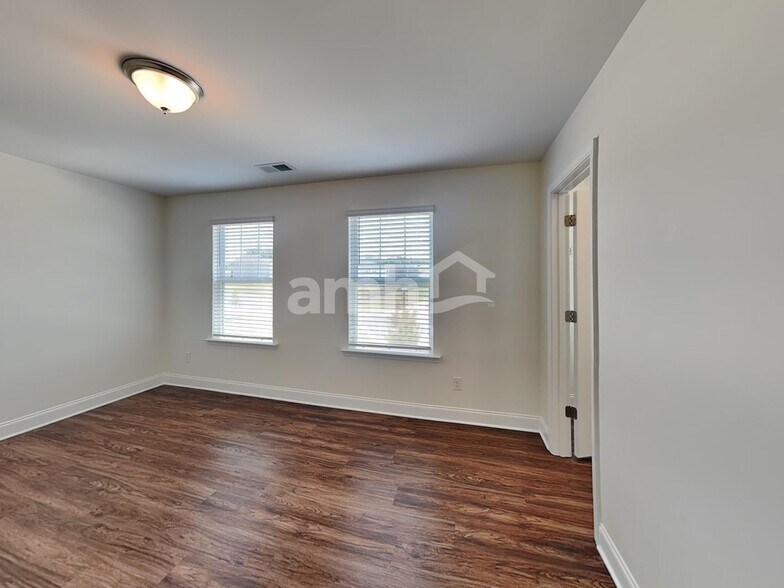 Building Photo - 184 Larragan Dr