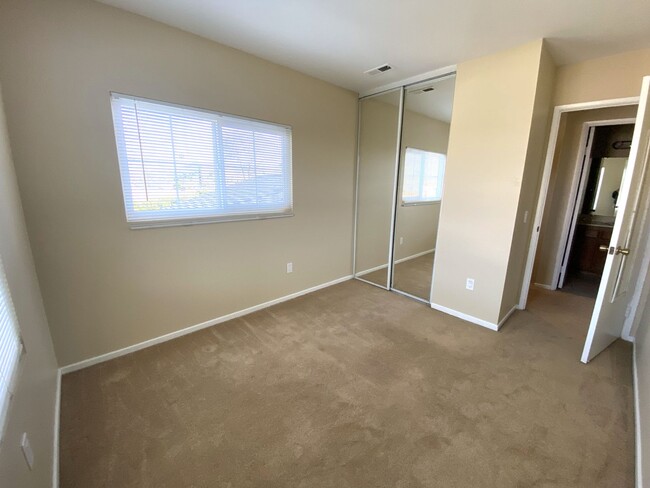 Building Photo - Spacious Townhome in Santee!