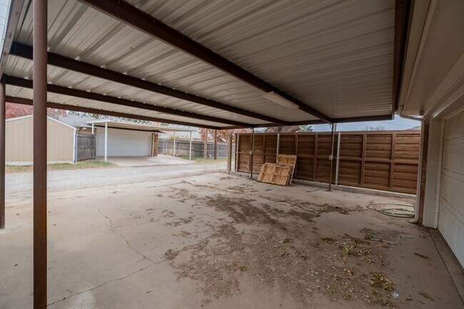 Building Photo - 2821 Metz Dr