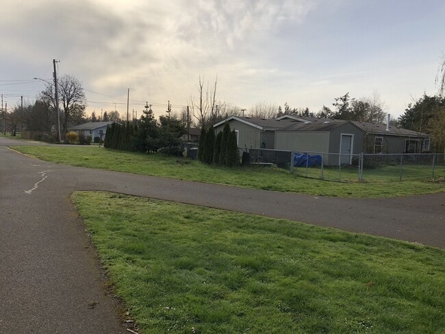 Building Photo - Beautiful and Convenient Turner Location!