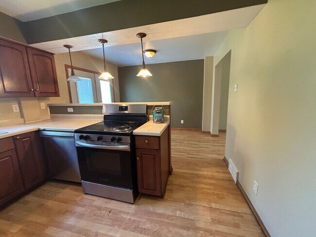 Building Photo - Awesome 3 BR/1 BA End-Unit Townhome in Minneapolis!