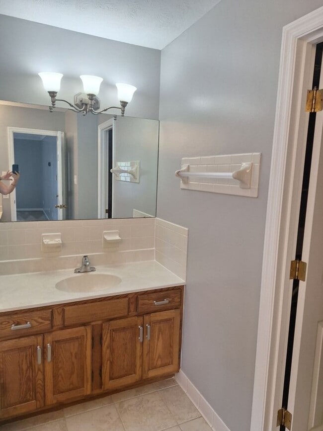 Building Photo - 4bd/3 bath located in desirable neighbor in Fox Den Subdivision in West Knoxville