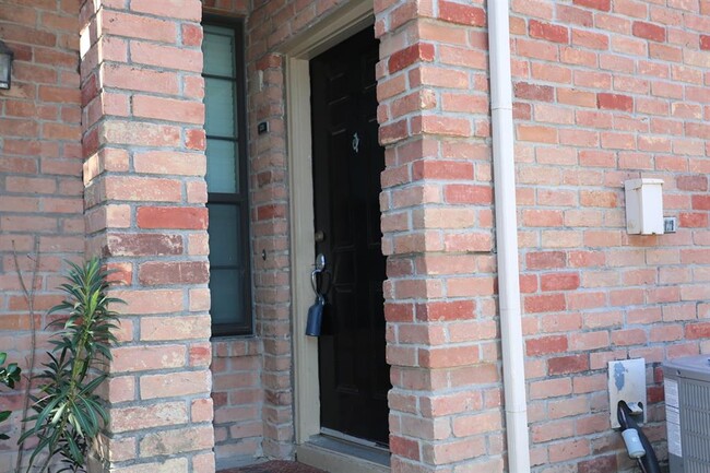 Building Photo - 2255 Braeswood Park Dr