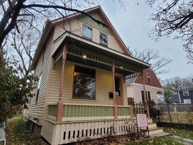 Building Photo - Beautifully renovated home in the highly d...