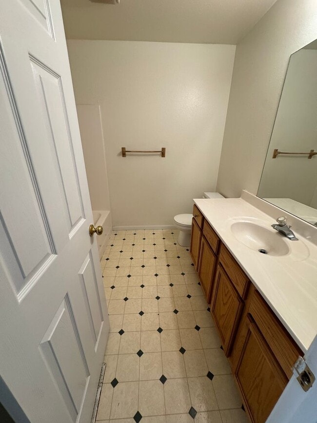 Building Photo - 1591-1593 N Doulton Dr