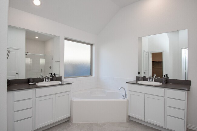 Building Photo - 31438 Vineyard Creek Dr