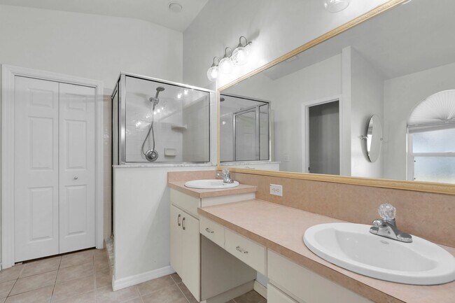 Building Photo - Large Spacious 4 bedroom 2 bath