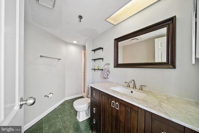 Building Photo - Beautifully renovated contemporary condo