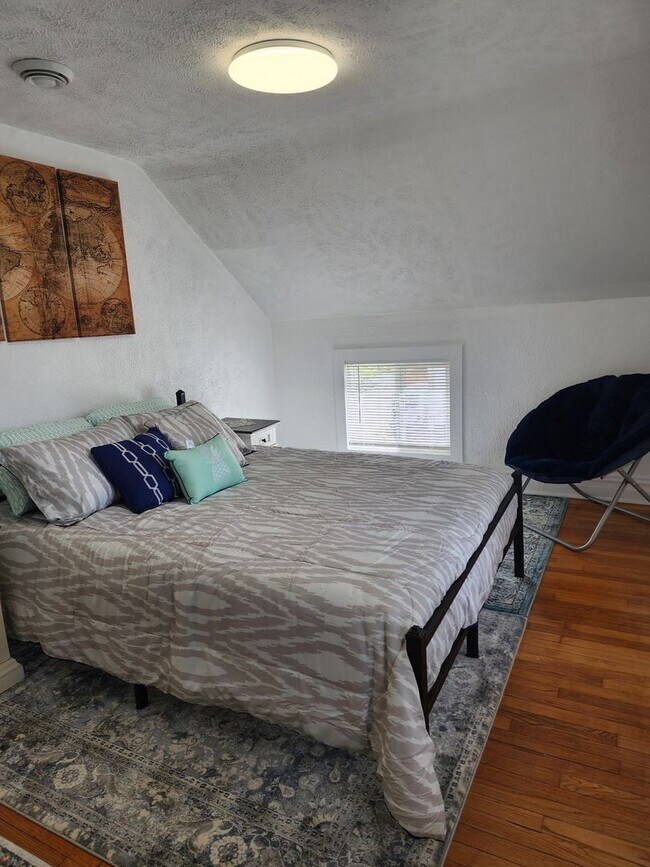 Building Photo - Remodeled 2 Story 3 Bedroom Home Located in SW Grand Rapids, MI