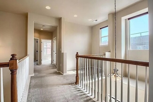 Building Photo - Beautiful 3 bedroom townhouse