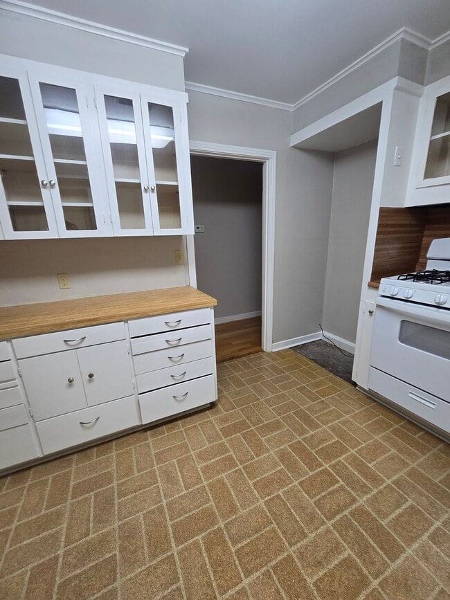 Building Photo - $300 Off 1st Month