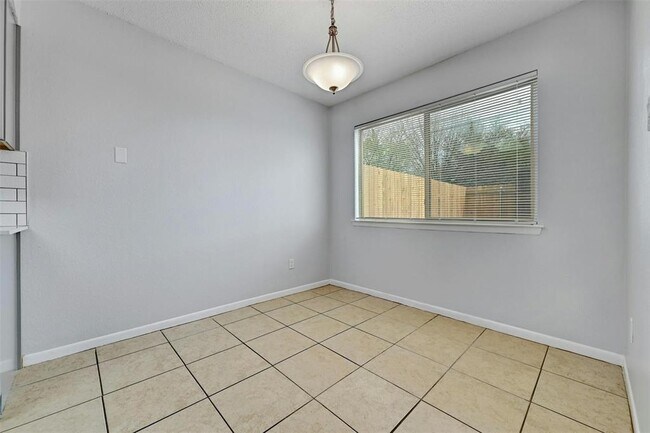 Building Photo - 601 Valley View Dr