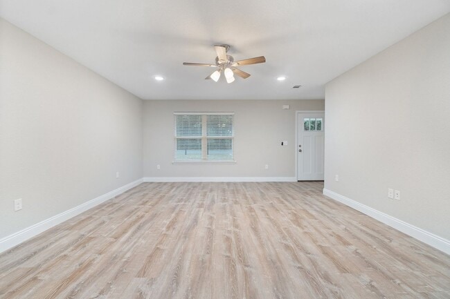 Building Photo - Charming Modern Duplex