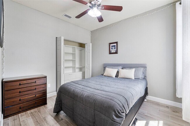 Building Photo - 10450 Wellington Parc Dr