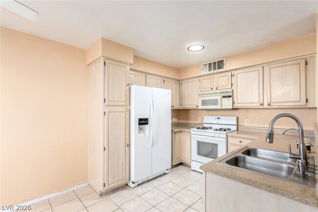 Building Photo - 5710 E Tropicana Ave