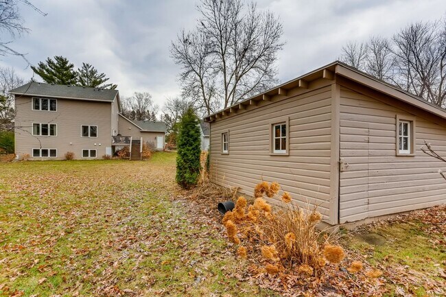Building Photo - 301 Russell Ln