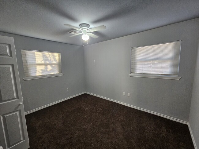 Building Photo - 411 NW Greenmeadow Dr