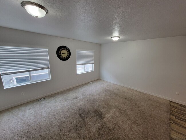 Building Photo - 4 Bedroom Town Home for Rent