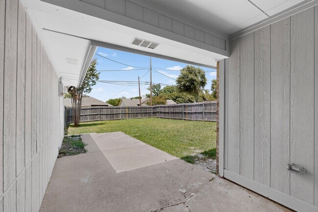 Building Photo - 620 W Stoneybrook Dr
