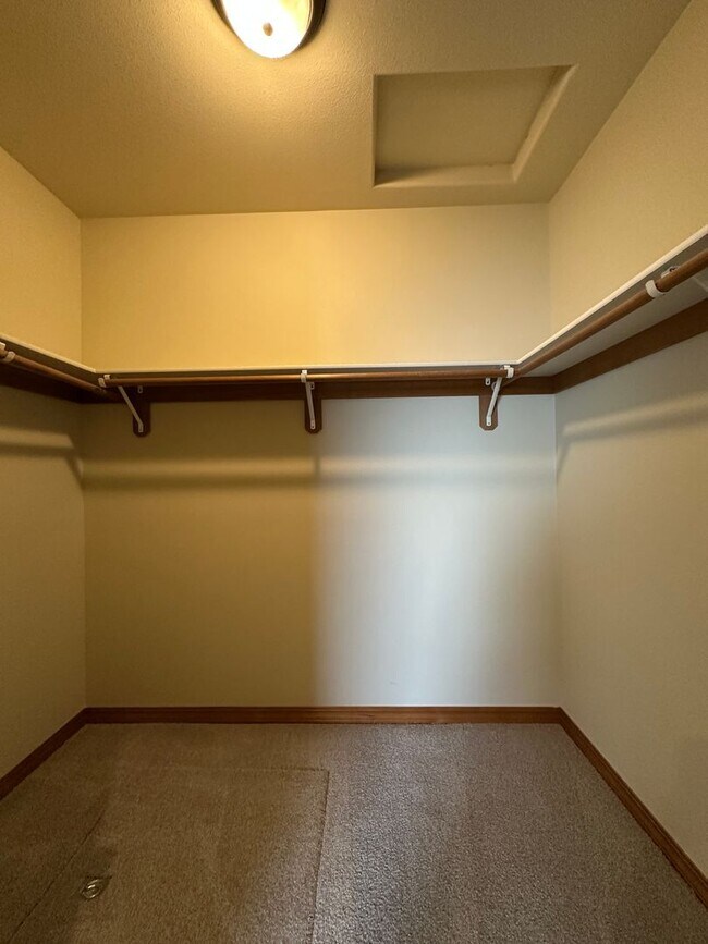 Building Photo - Luxury, One Level Living!