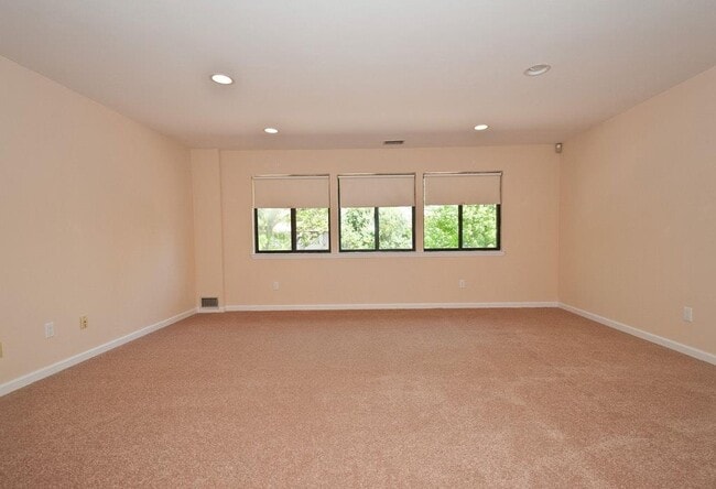 Building Photo - 90 Foxwood Dr