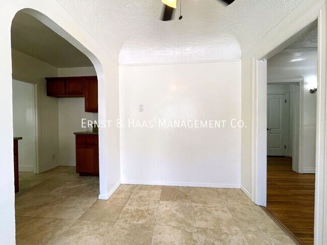 Building Photo - 1411 E Poppy St