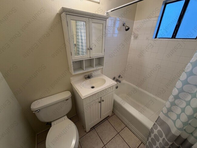 Building Photo - Beautiful- 3 Bedroom 1 bathroom Freshly Painted!