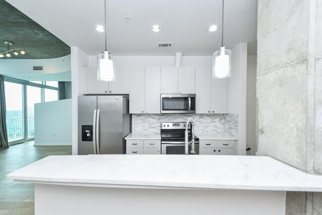 Building Photo - 5925 Almeda Rd