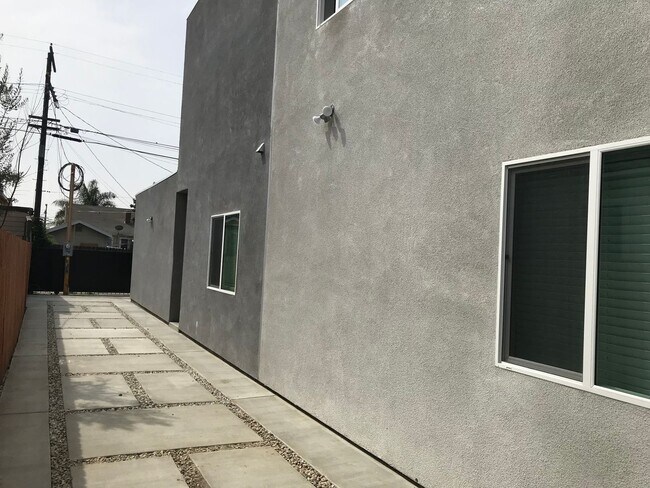 Building Photo - 220 E 61st St
