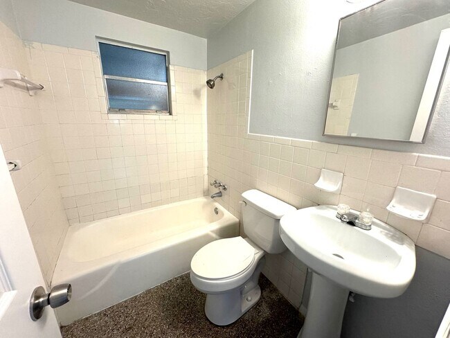 Building Photo - 321 9th St Dr W