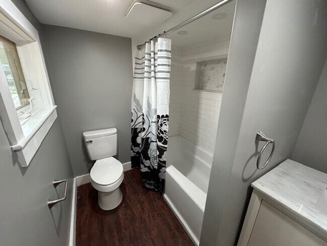 Building Photo - 35 Bath Rd