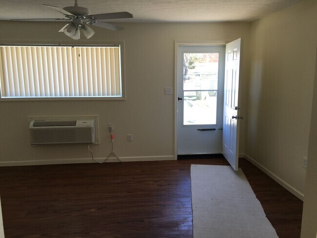 Building Photo - Lakeview Drive Bell 2503-2507 (Tri-plex)