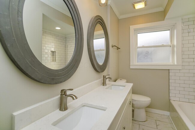 Building Photo - 1646 Oakwood Ave