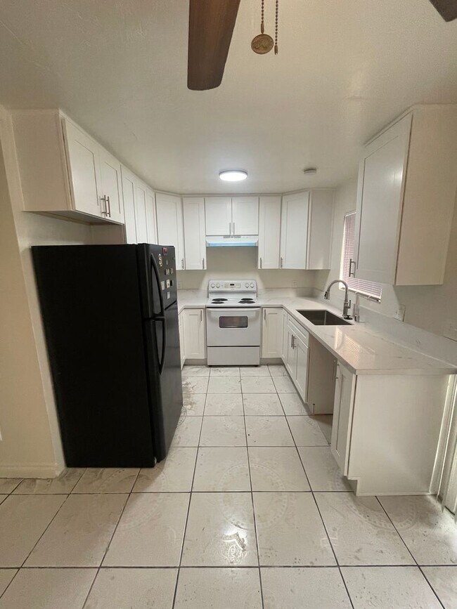 Building Photo - 2-bedroom, 1.5-bath townhouse in El Cajon