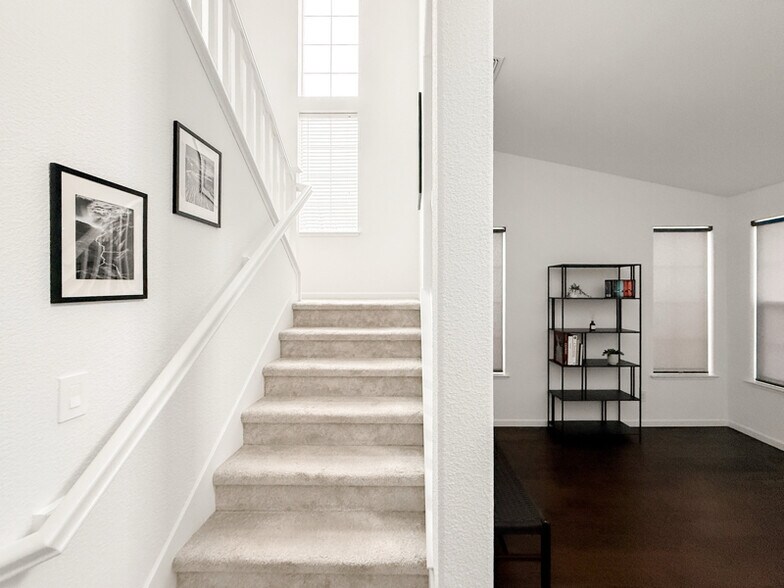 Building Photo - 640 Granite Ln