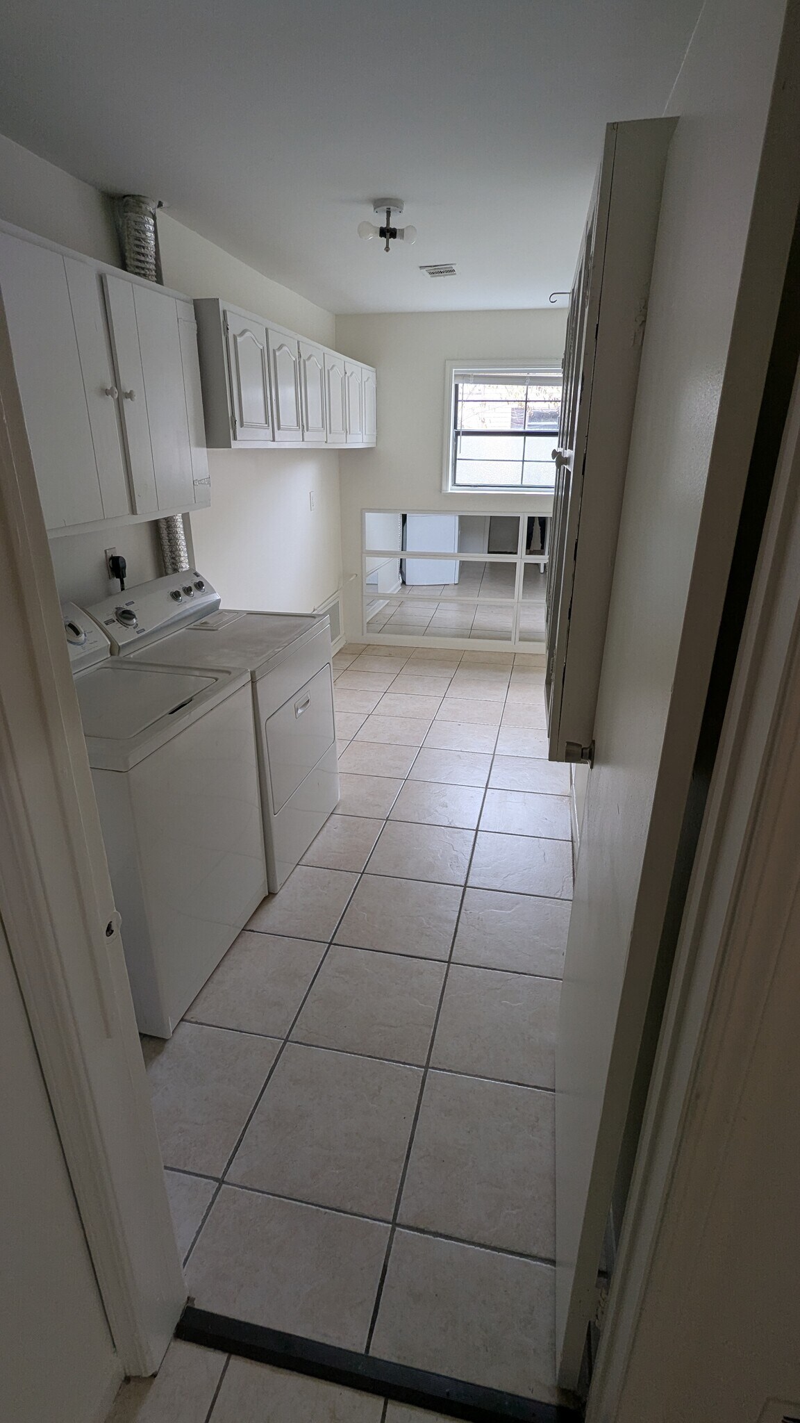 Laundry - 1718 Redwood Ct