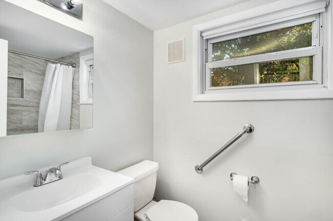 Building Photo - 2563 Beverly Hills Dr